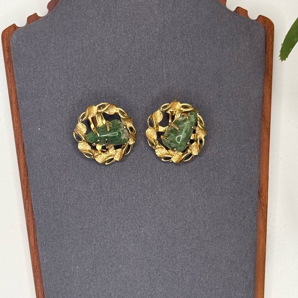 Vintage 60s 70s Gold Tone Green Stone Clip Earrings | Mid Century Brutalist Boho - Picture 5 of 9